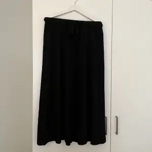 Jättesnygg Vero Moda kjol som aldrig kommit till användning! Inte ens provad!    Köptes på outlet och därför är orginella prislappen är borttagen!   Ordinarie pris 330kr  