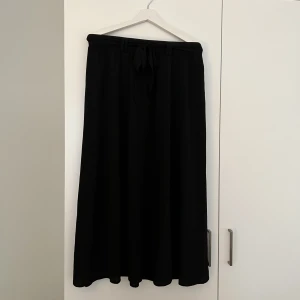SNYGG VERO MODA KJOL - Jättesnygg Vero Moda kjol som aldrig kommit till användning! Inte ens provad!    Köptes på outlet och därför är orginella prislappen är borttagen!   Ordinarie pris 330kr  