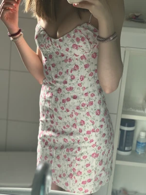 Zara klänning! - Hej, tänkte eventuellt sälja denna extremt fina zara klänningen i storlek xs! Är många intresserade blir det budgivning!