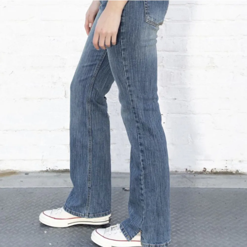 (Lägger upp samma annons igen) säljer nu dessa populära lågmidjade & långa jeans som är slutsålda överallt. Jeansen är endast använda en gång & är därför i supergott skick. Köpte dem för 600 kr men (❗️400 vid snabb affär❗️). Jeans & Byxor.