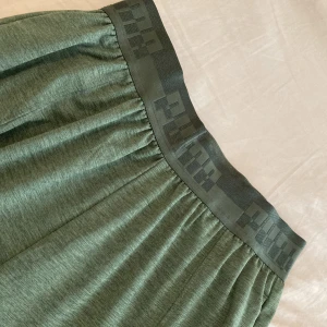 Yogabyxor / mjukisbyxor från Puma - Använd ett fåtal gånger och är i bra skick. Stretch om midjan, jättehärligt material, och fickor på sidane. Skriv om det önskas fler bilder eller information 🌸