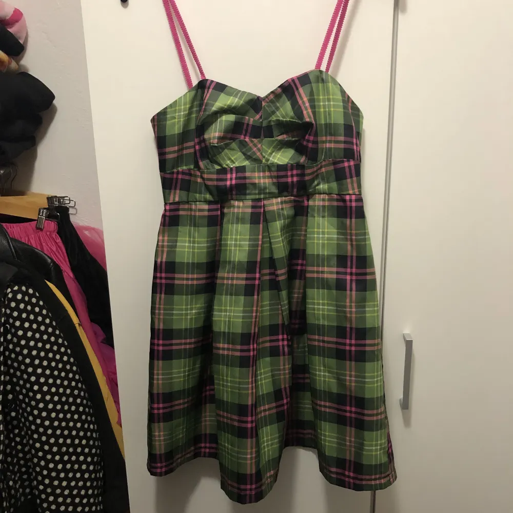 Supersöt rutig klänning i grönt och rosa! Står storlek 8 men skulle säga att den passar som en XS. Klänningar.