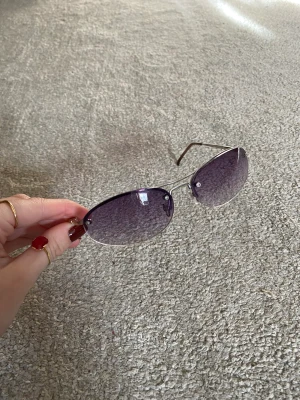 Solglasögon  - Snygga vintage solglasögon som varit min mammas från 90-talet! Frakt via ”köp nu”  kostar 29kr och är spårbar, frakt privat via mig i chatten kostar 15kr men är ej spårbar. 