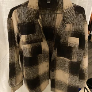 Jacka - Säljer denna nya vårjacka, strl L! 