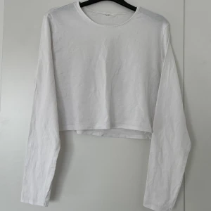 Tröja - Halvlångtröja som går till navlen. 