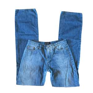 Skit snygga Versace jeans, Rak passform💕 Midjemått 76cm Innerbenslängd 86,5cm Grenlängd 22cm