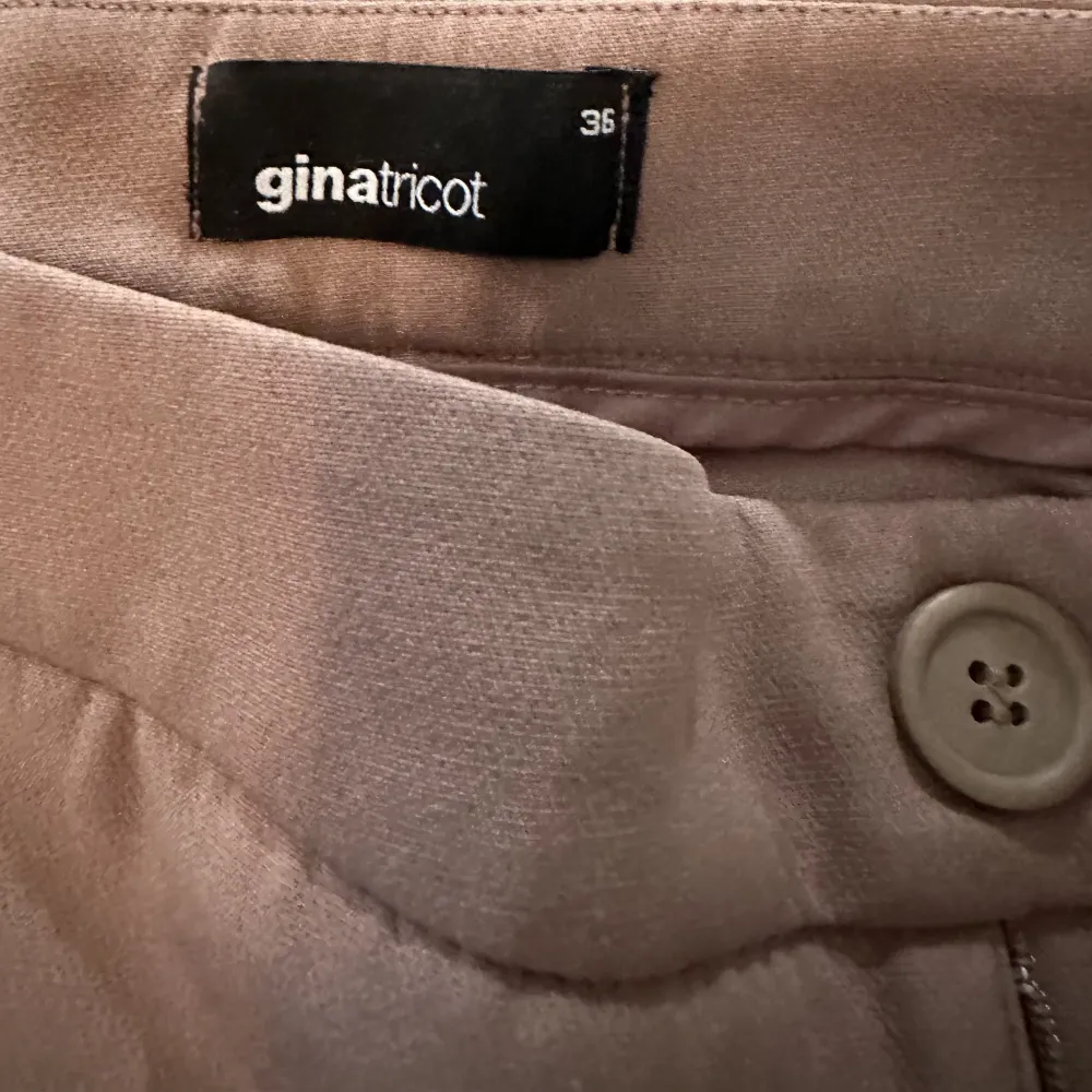 Gina tricot kostymbyxor i bra skick och kvalite samt helt oanvända!. Jeans & Byxor.