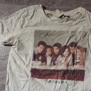 T-shirt  - Friends t-shirt från hm i bra skick som inte kommer till användning. Strlk XS