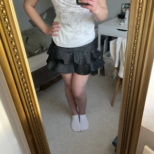 Svart zara kjol  - Jättefin snedskuren kjol med volanger, perfekt till sommaren. Den är köpt på Sellpy men aldrig använd av mig då den tyvärr är alldeles för liten. Jag har vanligtvis stl s men skulle säga att denna är mer som en xs. Var inte rädd att ställa några frågor 💕