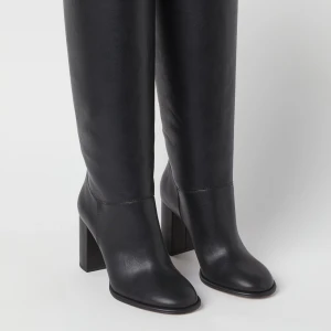 HM KLACKAR - Säljer mina HM knee high boots i svart. Storlek 41. Använda 2 gånger! Mycket fint skick.