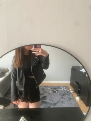 Skinnjacka! - Skinnjacka från Zalando. Storlek s. Andvänd några gånger förra sommaren men i fint skick.  Nypris 499kr säljer för 80kr + frakt!