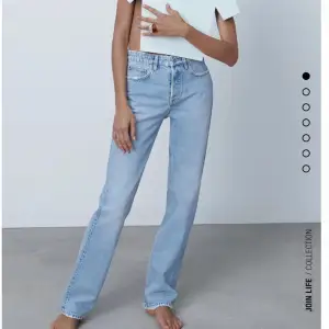 Säljer dessa supersnygga Zara jeans som tyvärr har blivit för små för mig. Mid rise med knappar och de har straight leg. Lite slitna på sömnen runt midjan (se på bilder) men skulle säga att de är i fint skick. Nypriset ligger på 400kr.❤️
