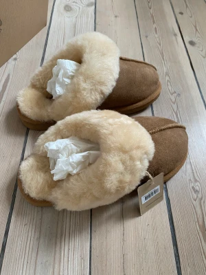 Bruna Shepherd tofflor - Helt oanvända bruna Shepherd tofflor i storlek 36. Har kvar lappen & lådan de kom i. 