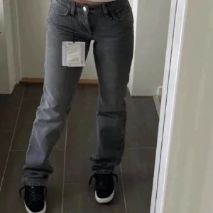 Gråa zara jeans - Säljer dessa populära och snygga low waist jeansen från zara! Gillar de mycket men de passar tyvärr inte längre💗 (Lånade bilder, skriv för egna)