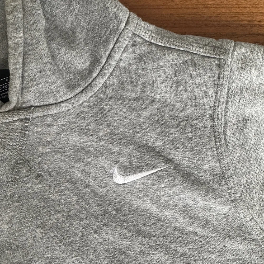 Denna Nike hoodie fungerar bra till både skola och idrott. Den är väldigt bekväm. Den är en kids L så skulle säga den är xxs eller xs . Hoodies.