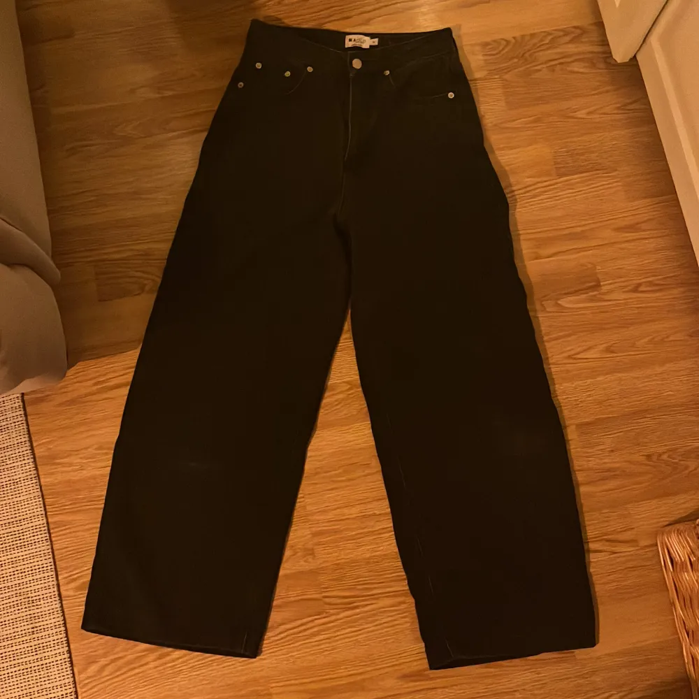 Svarta vida jeans från Nakd. I storlek 36. Väldigt bekväma o väldigt lite använda, inga defekter.  Hör av dig vid frågor💕. Jeans & Byxor.