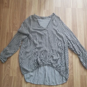 Blus - Vit/svart randig blus inköpt på hm, storlek xl. Endast provad.