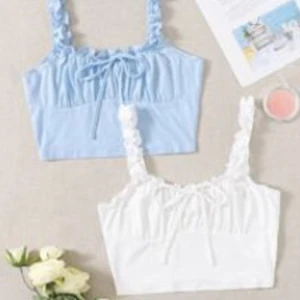 Linne - 2 croppade linne, ett blått och ett vitt. Båda linnena är i storlek S och är använda 1-2 gånger. Säljs eftersom de inte kommer till användning längre. Köpta för 45kr styck och säljs för 10kr styck.