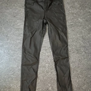 Skinnbyxor - Skinnbyxor från Dorothy Perkins i storlek 38. För mer bilder eller information är det bara att höra av sig 😊