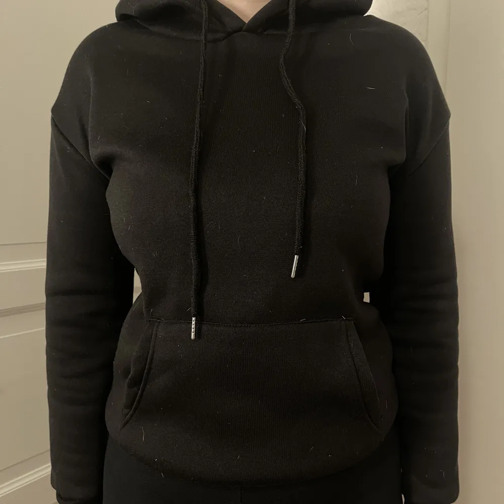 Cool hoodie med tryck på ryggen från Shein🤩Använd enstaka gånger! Storlek: XS Nypris: 129kr. Hoodies.