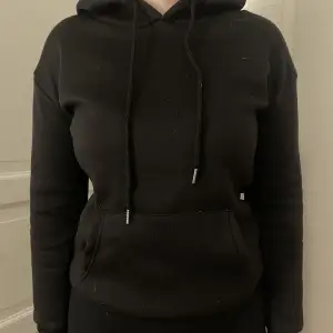 Cool hoodie med tryck på ryggen från Shein🤩Använd enstaka gånger! Storlek: XS Nypris: 129kr