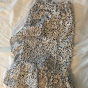 Prickig kjol!💞 - Vit svart prickig kjol!💕