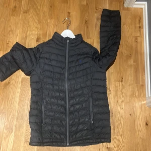 Ralph Lauren jacka  - Går jacka, lite skavanker som blixtlås vid vänster ficka, lätt att återgärda 