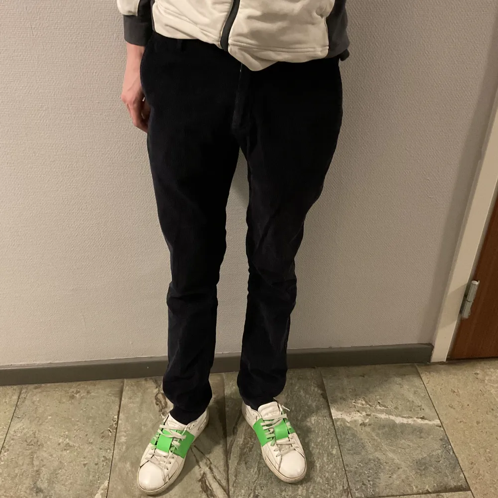 Acne studios mörkblå manchesterbyxa. Strlk 48. Är ish 190cm. Jeans & Byxor.