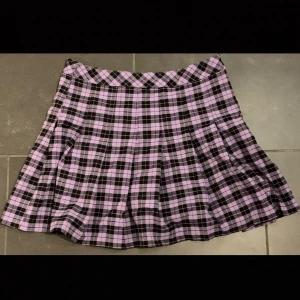 rutig lila kjol - kjol från new yorker, jättebekväm men inte min stil längre