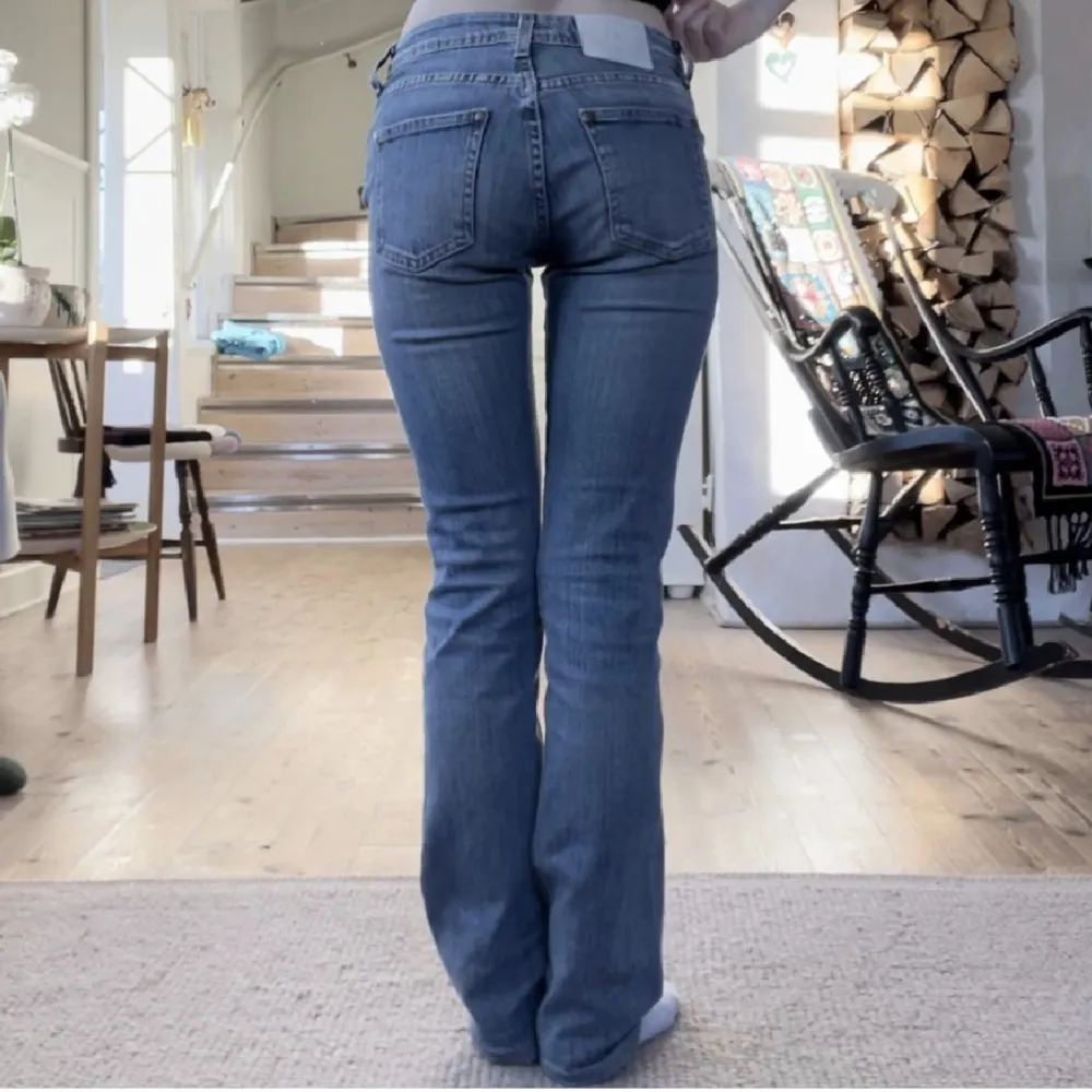 Säljer pga att dem satt lite fel på mig❤️ lågmidjade bootcut💕passar om man är ca 157cm lång . Jeans & Byxor.