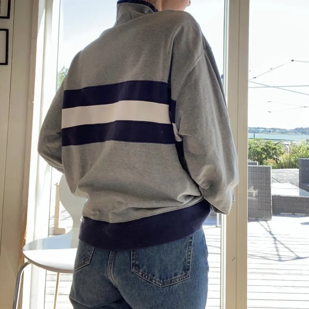 Säljer denna superfina Polo Ralph Lauren zip-up tröjan då den inte längre kommer till användning💗Den är i storlek L, men går att använda som en oversized tröja för de som vanligtvis har storlek S eller M💕. Tröjor & Koftor.