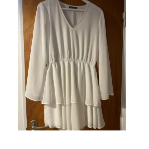 Studentklänning  - Jättefin klänning som tyvärr aldrig är använd då jag valde en annan:) skulle säga att den passar en medium eller liten large 