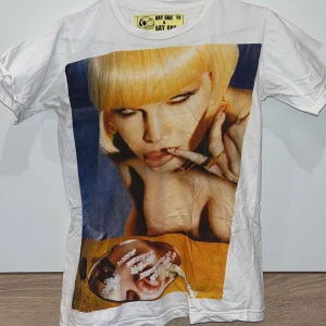 Cocaine tshirt - Skitcool T-shirt med tryck. Använd några gånger men finfint skick. Trycket är INTE plastigt utan liksom färg på tröjan. Står ej storlek men skulle säga oversize S eller M 