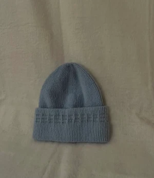 Reflexed mössa Blue  - Våran nyaste färg på mössa, Blue! Superfinn blå mössa med insydd reflextråd. Intresserad av att ha en snygg och skön men samtidigt säker mössa? Kontakta oss här eller via Instagram DM @reflexed.uf⚡️