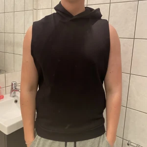 Svart sleeveless hoodie Zara - Säljer en svart sleeveless hoodie från Zara. Är knappt använd. Nypris ligger på runt 450kr