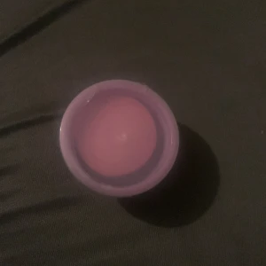 slime för 5kr och det är typ en sand slime. den är inte öppnad: - skön,sandslime typ,har typ lite glitter och den är lilla färg för bara 5kr