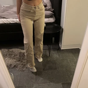 Caramelfrägade straight jeans  - Använts ett par gånger men är i ett bra skick!💕 storlek 34!  