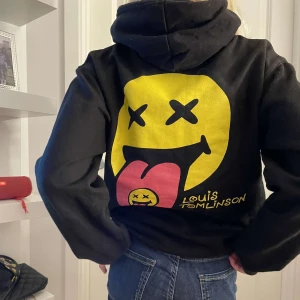 Louis tomlinson Hoodie - Säljer min skitsnygga Louis Tomlinson merch😋 Köpt för ca 600💕💕pris kan diskuteras❤️