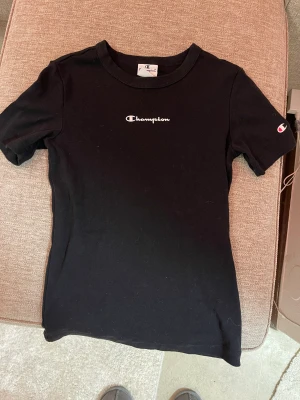 Champion tröja  - Säljer min champion T-shirt som jag använt några gånger. Jättebra skick och den har en tight passform. 