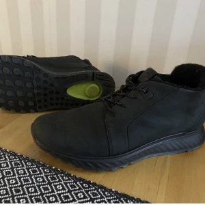 ECCO SKOR (använda 1 gång) nypris 2700kr - Säljer dessa jätte sköna och snygga och varma skor av tillverkare Ecco. Byten kan vara intressant kom med förslag.  Storlek 45 men sitter som en 44.