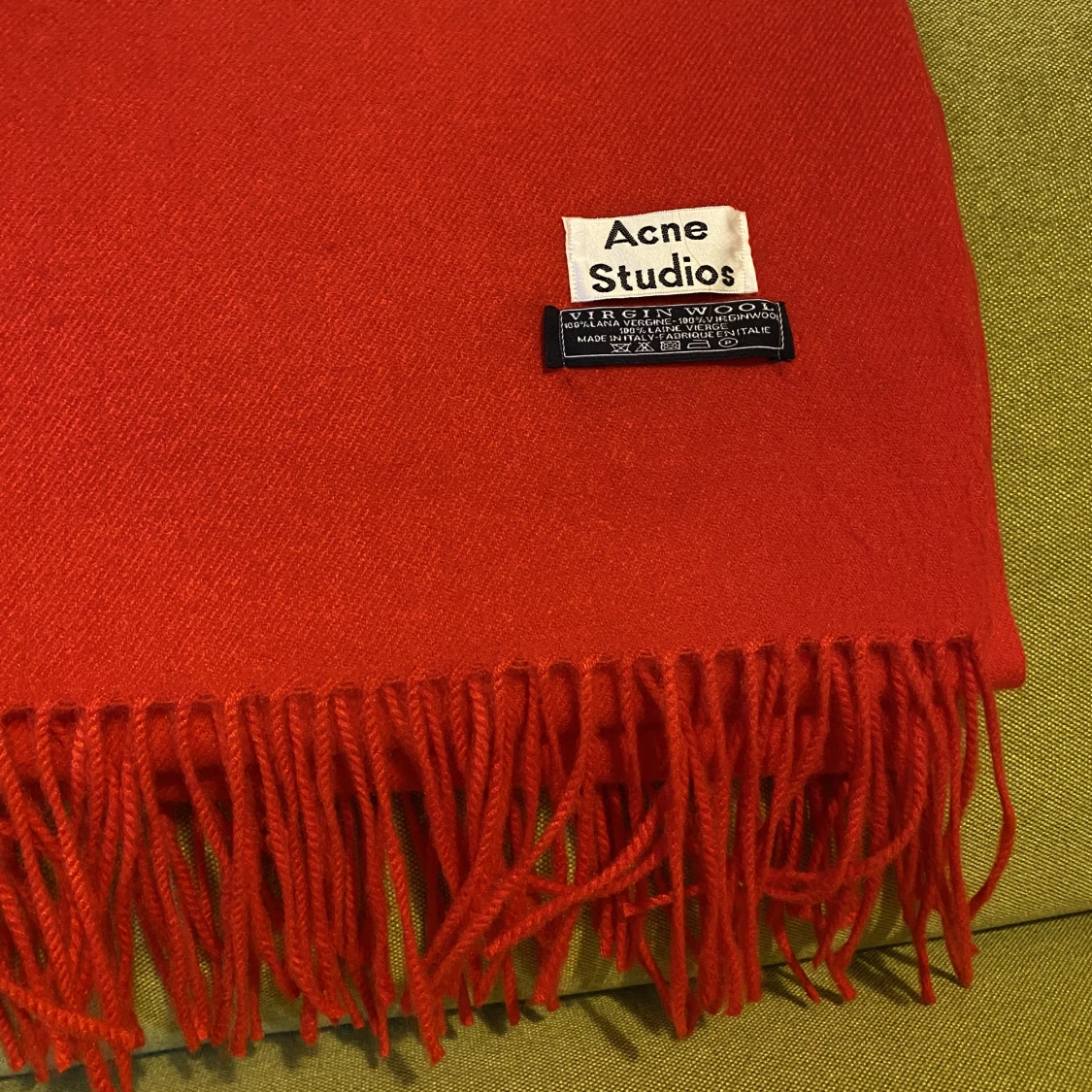Röd halsduk från Acne (?) - 91