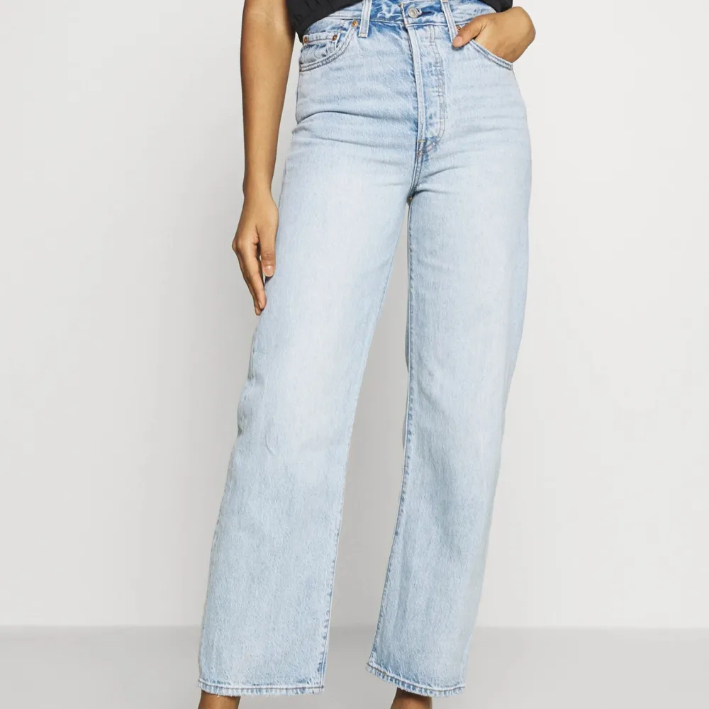 Modell - Ribcage Straight ankle i finaste blåa (storlek 25.) 💙. Jeans & Byxor.