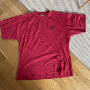 VINTAGE PUMA TEE - Boxy puma tee som jag köpte på beyond retro 