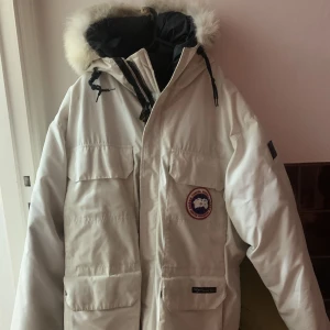 Canada Goose Jacka - Canada Goose jacka, fint skick. Vit storlek L, funkar bra som XL.