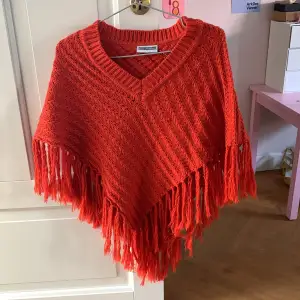 Superfin poncho köpt i en vintagebutik i Berlin från märket ’true fashion’. Inga defekter och så härligt vårplagg 🌷 passar ca S, men säkert både större och mindre också!