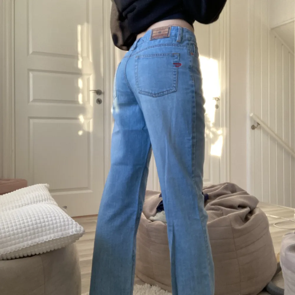 Snygga Diesel jeans i rak modell köpt second hand, inga defekter, skulle säga att dem passar en S/M dem är förkorta för mig (175)  ❗️Dem är ljusare i färgen i verkligheten❗️. Jeans & Byxor.