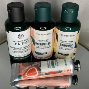 The body shop - Ett super bra strawberry sett från  THE BODY SHOP  ❗️produkterna är helt oöppnade ❗️