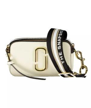 Marc Jacob väska - Denna underbara väskan köpte jag på mitt jobb (jackie) cirka 4mån sen. Eftersom jag har så många väskor i denna stil så känner jag att det är dags att sälja. Distrahera finns med, om ni vill kan jag ta ut kvitto på den osv. Använd fåtal gr, perfekt skick❤️