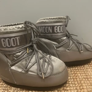 Moonboots 🎉🍾💗 - Jag säljer mina fina Moonboots som dock bara var andvända en liten period under förra vintern. Storlek 36/38❤️