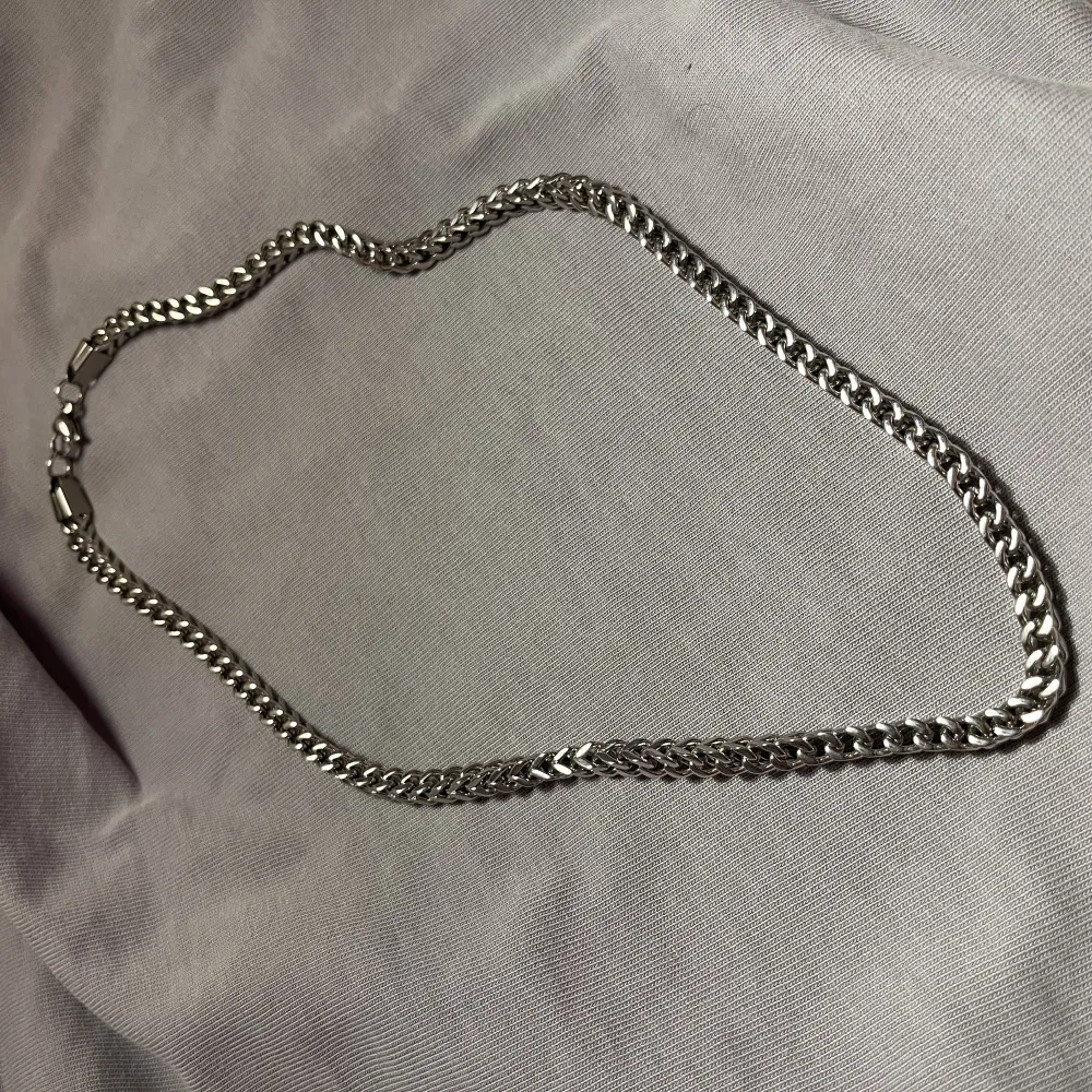 Helt nytt och oanvänt halsband, modellen kallas för vetekedja. Beställde den men när den kom tyckte jag att den matchade dåligt med andra smycken jag bär vardagligen. Köptes för ca 1100 kr. 5mm i tjocklek och 50 cm lång. . Accessoarer.
